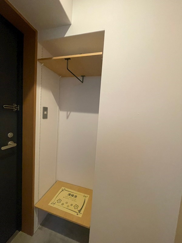 玄関　※同物件別部屋参考画像