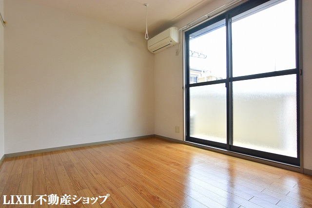 その他　南西側６帖の洋室です。