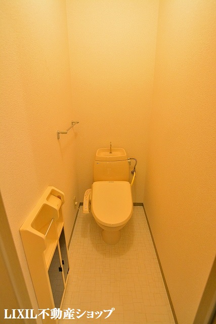 トイレ　収納のあるトイレです。