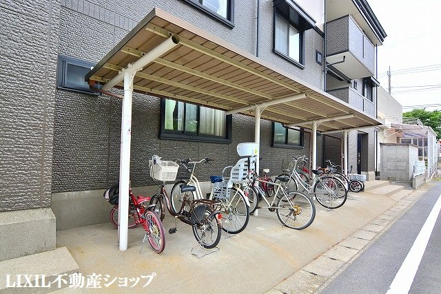 その他共有部分　敷地内に屋根付きの駐輪場があります。