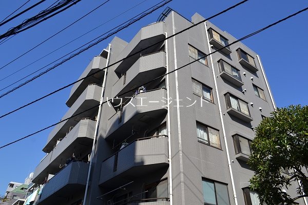 建物外観　タイル張りの綺麗なマンション。