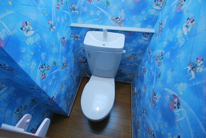 トイレ　壁紙がオシャレになっていてとても可愛い空間となってます