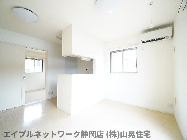 居室・リビング　こちらのリビングで趣味の時間をお楽しみください