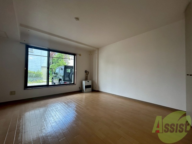 居室・リビング　木目のフローリングは落ち着きのある印象のお部屋になりますね。