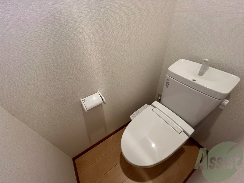 トイレ　トイレを撮影しました。温水洗浄暖房便座付きとなります。