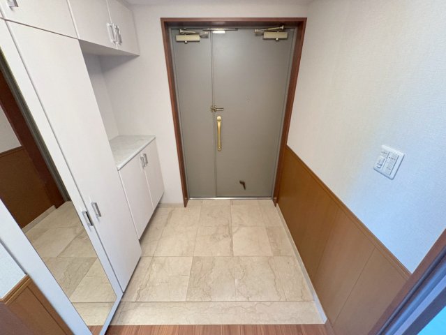 名次町ロジュマンの玄関写真