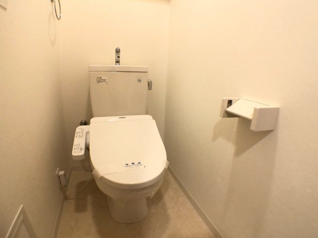 トイレ　温水洗浄便座付きのトイレです♪