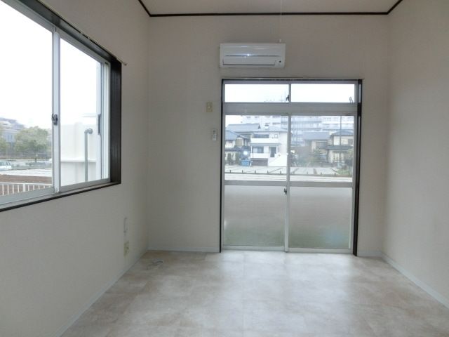 居室・リビング　２面採光の明るいお部屋