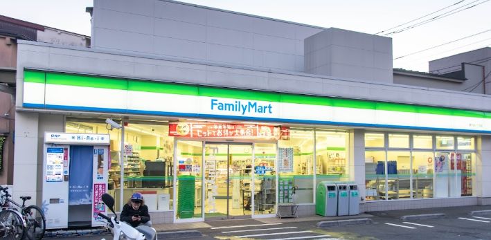 コンビニ　ファミリーマート南千住一丁目店（コンビニ）まで134m