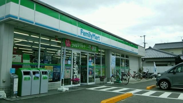 コンビニ　ファミリマート様（コンビニ）まで200m