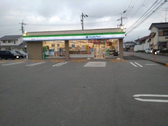 コンビニ　ファミリーマート新居浜宇高店様（コンビニ）まで300m
