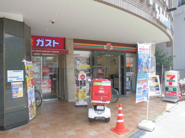 コンビニ　セブン-イレブン北千住駅東口店（コンビニ）まで554m