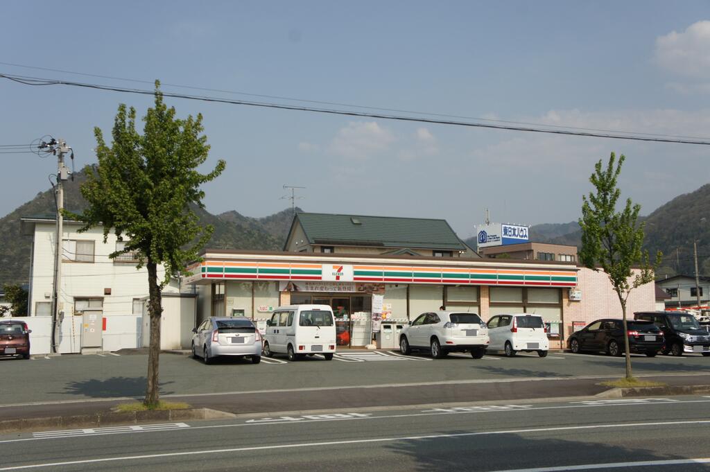 コンビニ　セブンイレブン山形南館3丁目店（コンビニ）まで486m