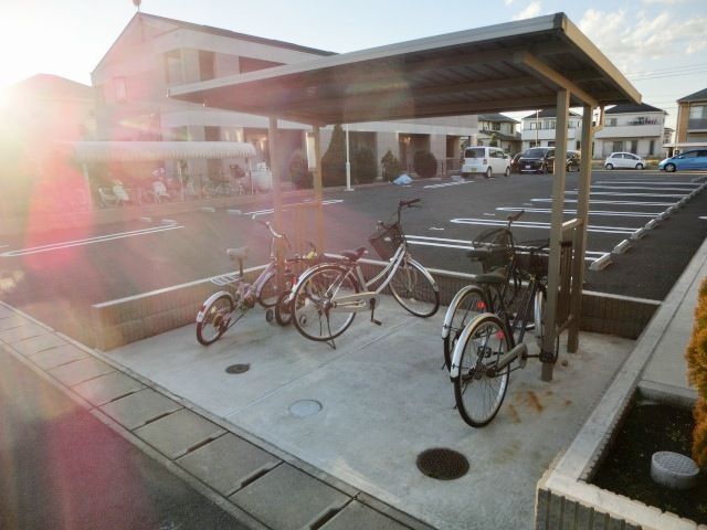 その他共有部分　屋根付きの駐輪場。