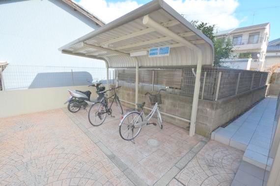 駐車場　敷地内には入居者専用の駐輪スペースもあります。