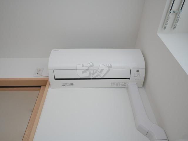 その他設備　夏もカラッと快適♪エアコン付きです！