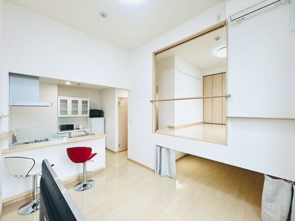 居室・リビング　家具家電付きの明るいお部屋です♪