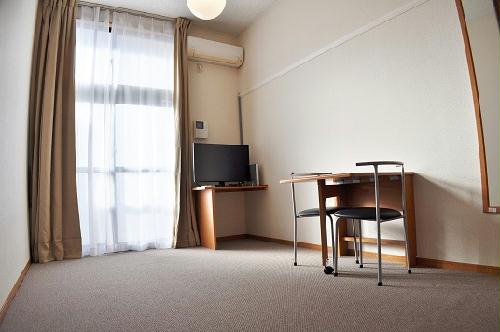 居室・リビング　カーテン、ＴＶ付き（部屋によりメーカーは異なります）