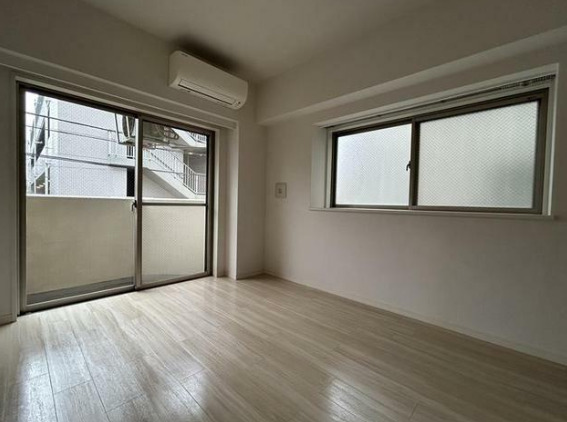 居室・リビング　2面採光の明るいお部屋です。