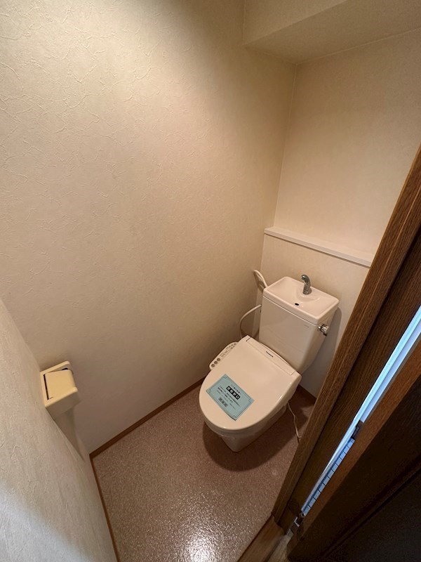 フラットフォーのトイレ写真