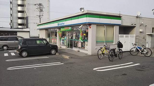 コンビニ　ファミリーマート伊賀上野桑町店（コンビニ）まで1008m