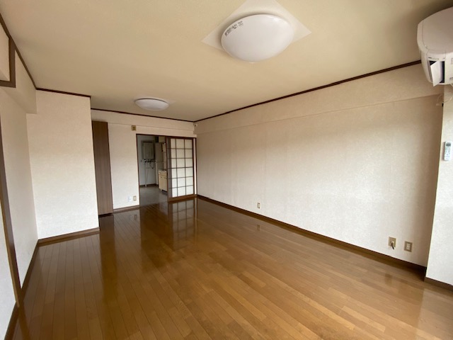 マンション倉前の居間写真
