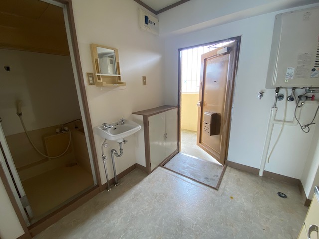 マンション倉前の玄関写真