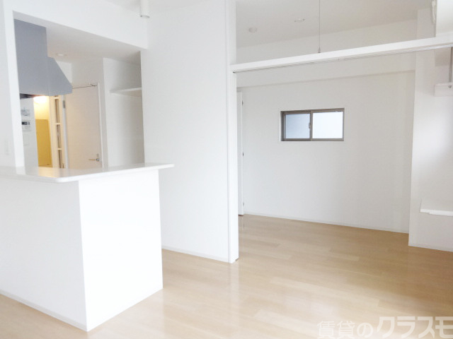 居室・リビング　白を基調とした室内は清潔感があります♪