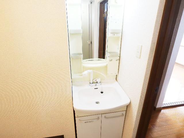 洗面設備　ゆったりとスペースのある洗面所