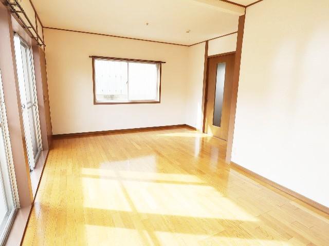 居室・リビング　こちらの居間で趣味の時間をお楽しみください