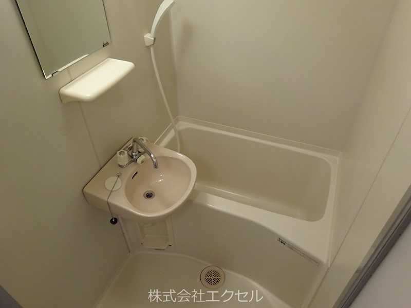 バス・シャワールーム　鏡付きの浴室です。