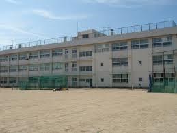 中学校　新潟市立木戸中学校（中学校）まで592m
