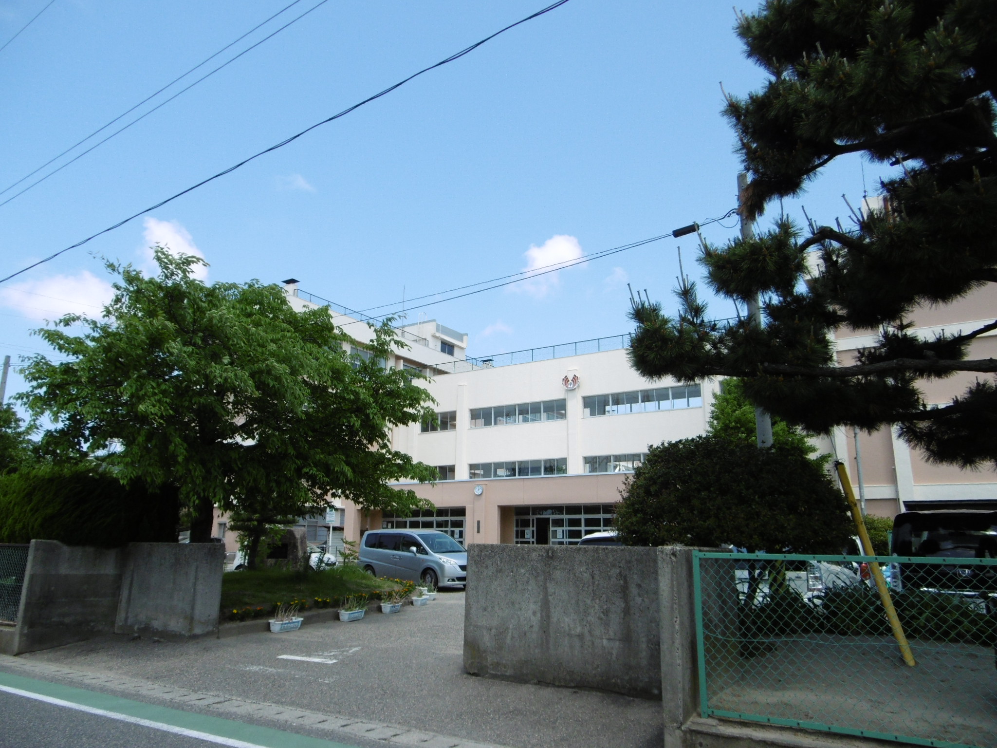 小学校　新潟市立牡丹山小学校（小学校）まで366m