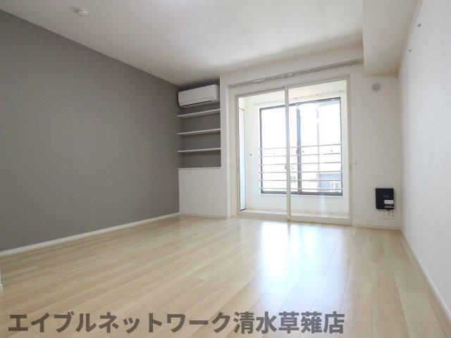 居室・リビング　こちらのリビングで趣味の時間をお楽しみください