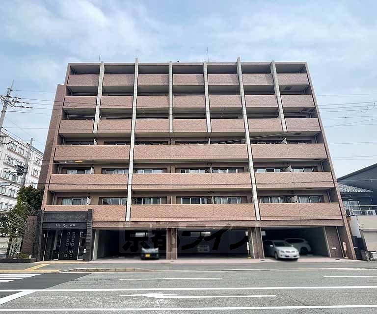 京都市南区東九条明田町のマンションの建物外観