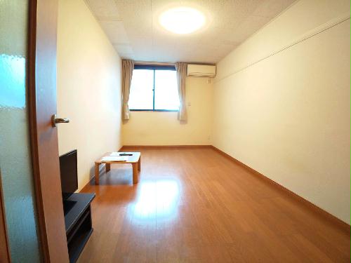 居室・リビング　ワイドな窓にて明るいお部屋