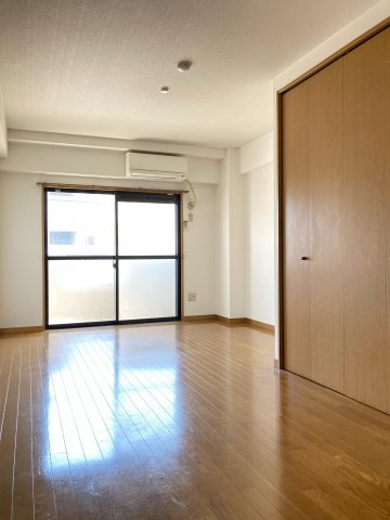 居室・リビング　こちらのリビングで趣味の時間をお楽しみください