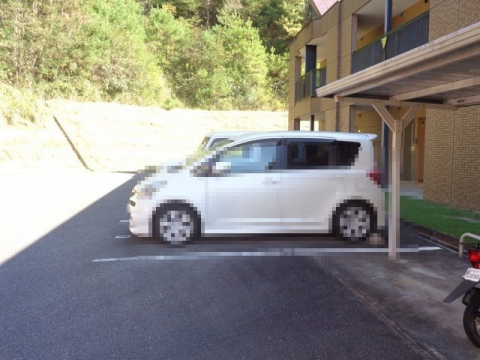 【甲賀市信楽町勅旨のアパートの駐車場】