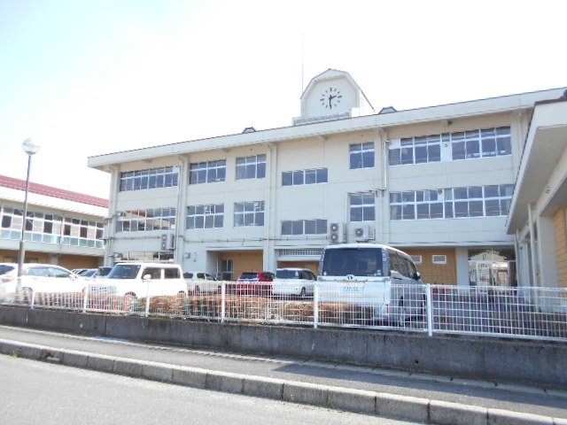 【苫田郡鏡野町円宗寺のアパートの小学校】