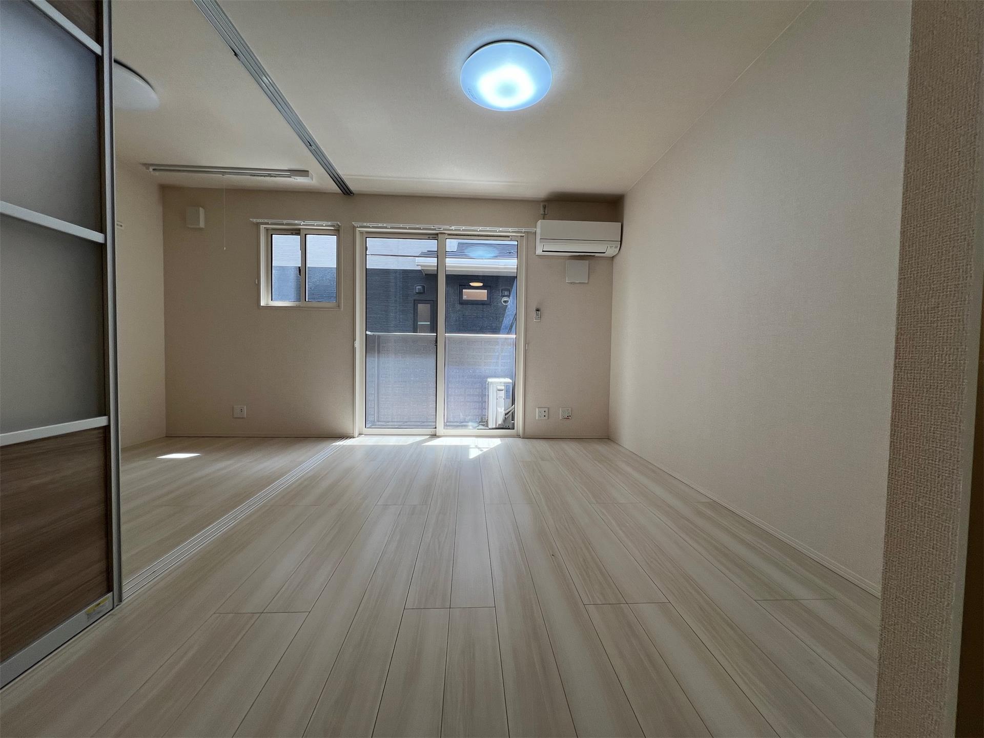 玄関　同タイプ室内（反転タイプ）