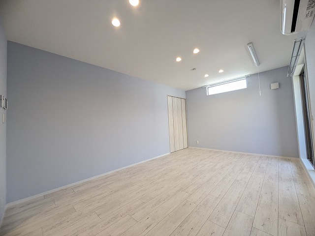 居室・リビング　同物件、別号室のものです。