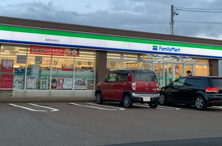 コンビニ　ファミリーマート新産東町店（コンビニ）まで697m