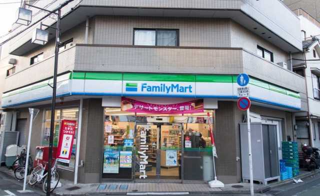 コンビニ　ファミリーマート　四谷若葉店（コンビニ）まで262m