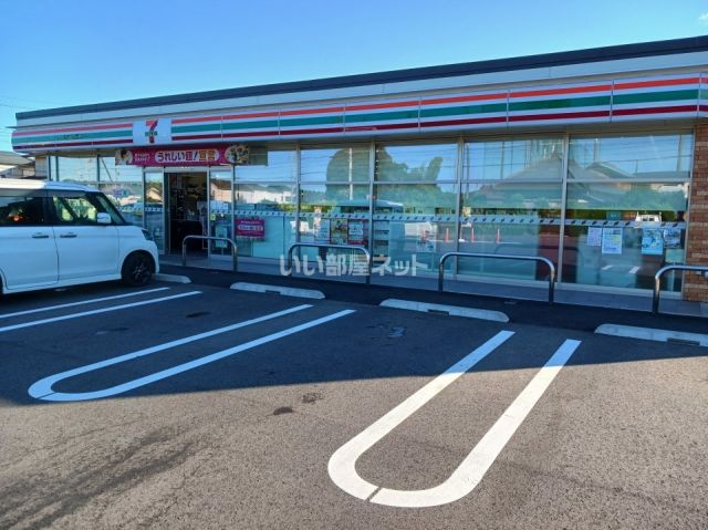 コンビニ　セブンイレブン四街道吉岡南店（コンビニ）まで305m