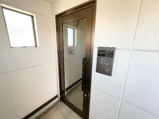 エントランス　※室内写真は別室サンプル写真。