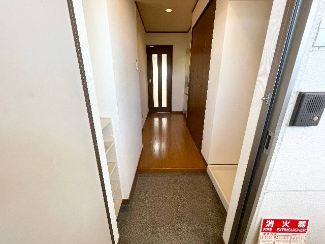 玄関　※室内写真は別室サンプル写真。
