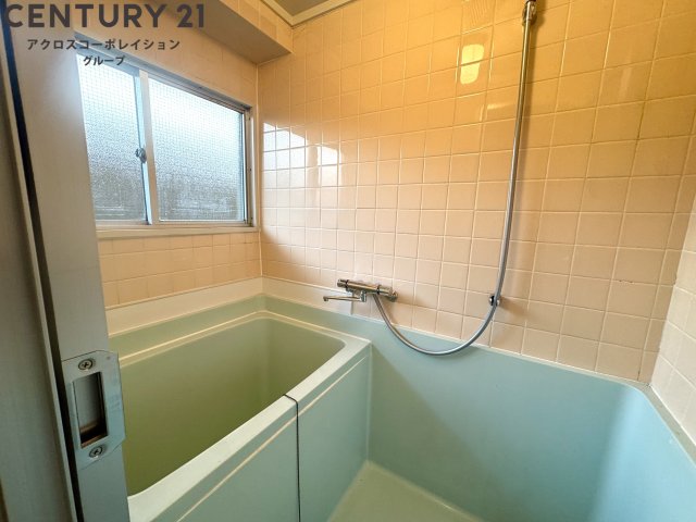 バス・シャワールーム　窓付きで換気が楽々！