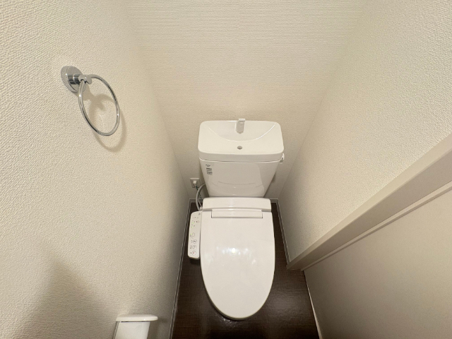 トイレ　温水便座付きです。