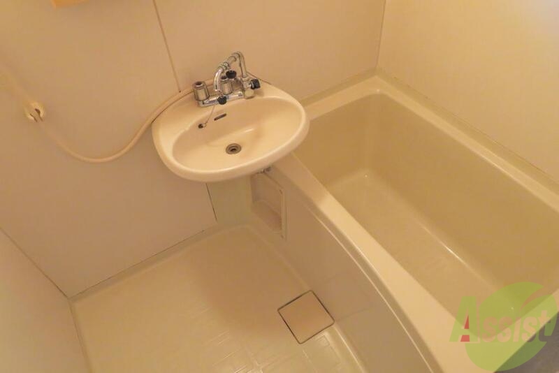 バス・シャワールーム　お風呂とトイレは別です。白をベースとした綺麗なお風呂ですね。