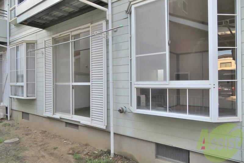 バルコニー　外には物干しスペースがあります。外でお洗濯物も干せますよ～。